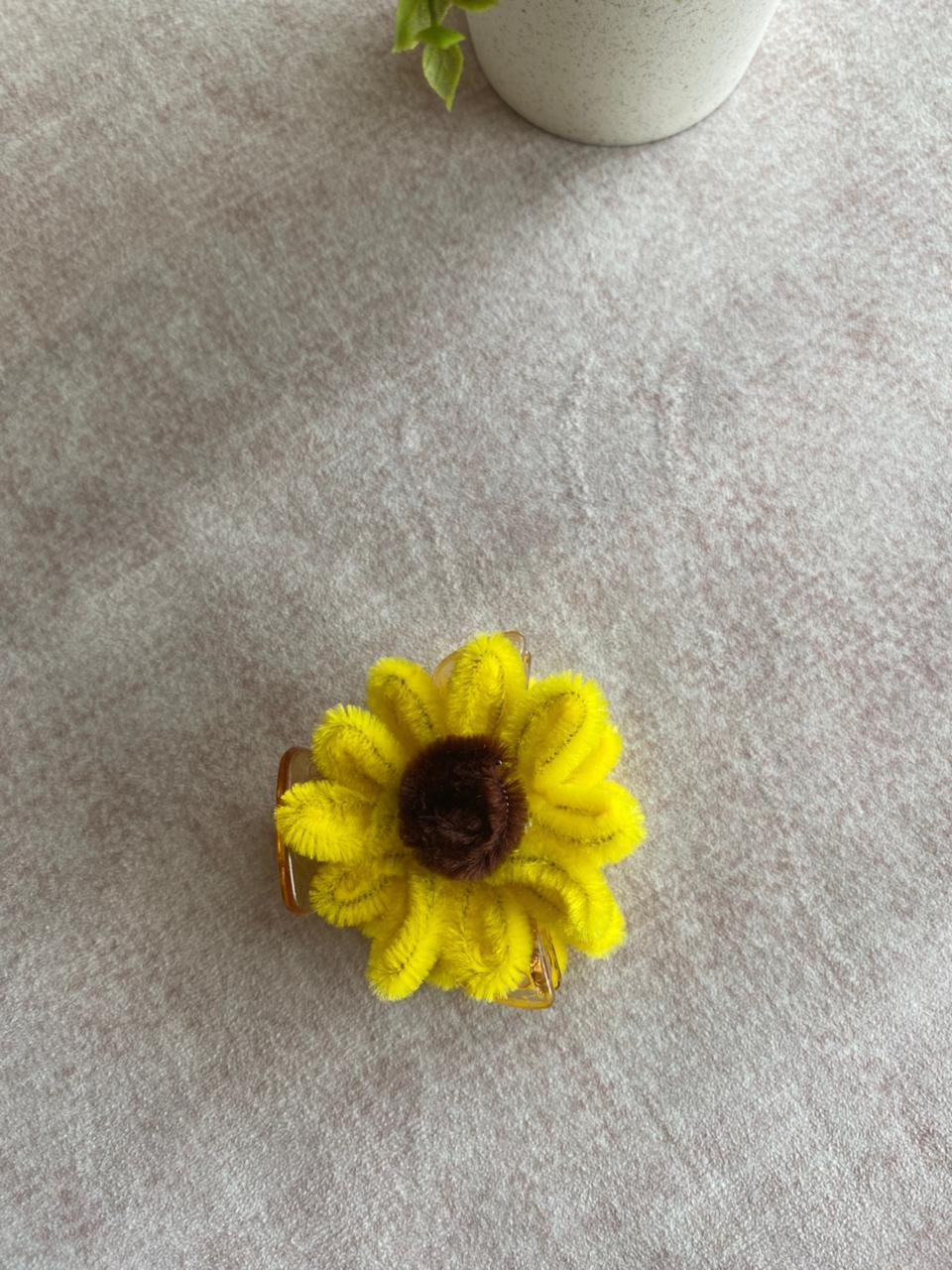 Small Sunflower Hair Clutcher - Image 1